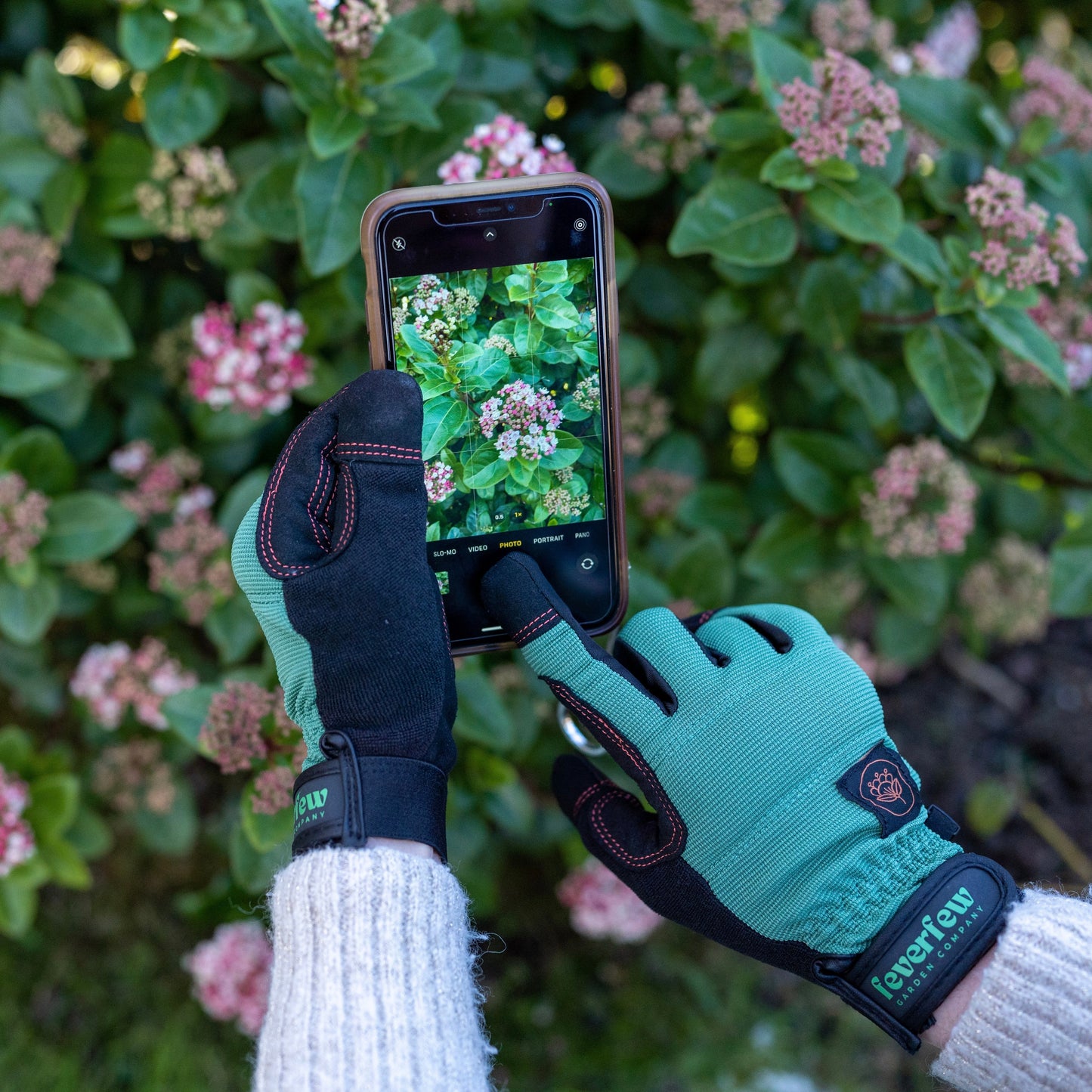 Feverfew Women’s Gardening Gloves | Evergreen therapyofflowers.com