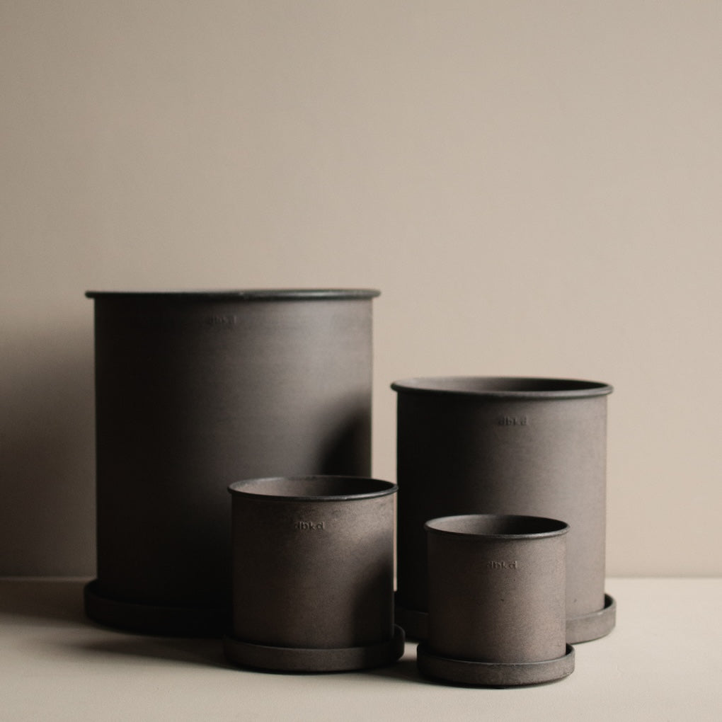 DBKD Plant Pot Small, Set of 2, Brown | Scandinavian Metal Plant Pots with Matching Saucersvavari tos podu izmerus bilde ielikt tadus pasus , ka tiko pievienoju saja bilde, interjers un augi su DBKD