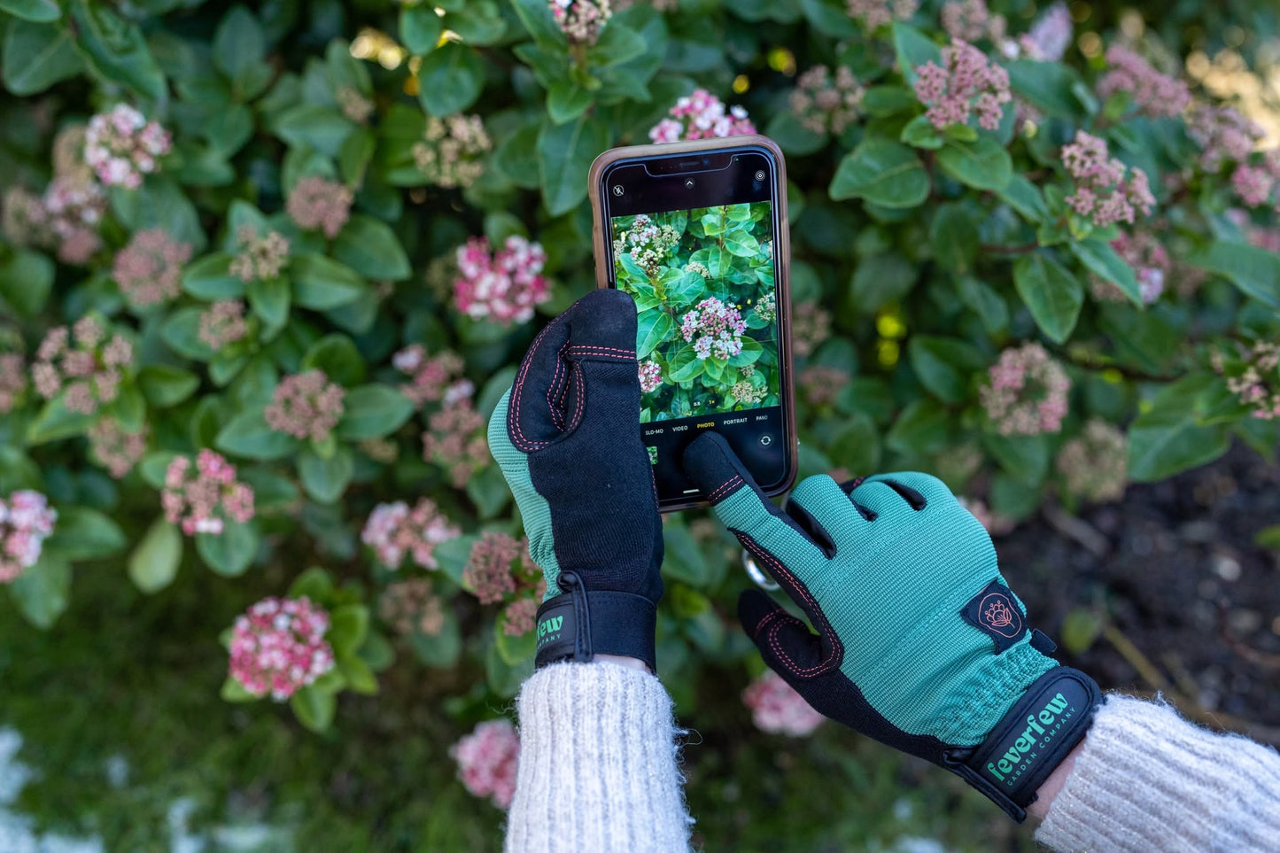 Feverfew Women’s Gardening Gloves | Evergreen therapyofflowers.com