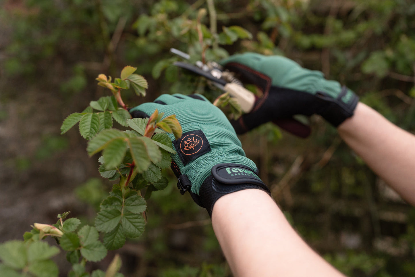 Feverfew Women’s Gardening Gloves | Evergreen therapyofflowers.com